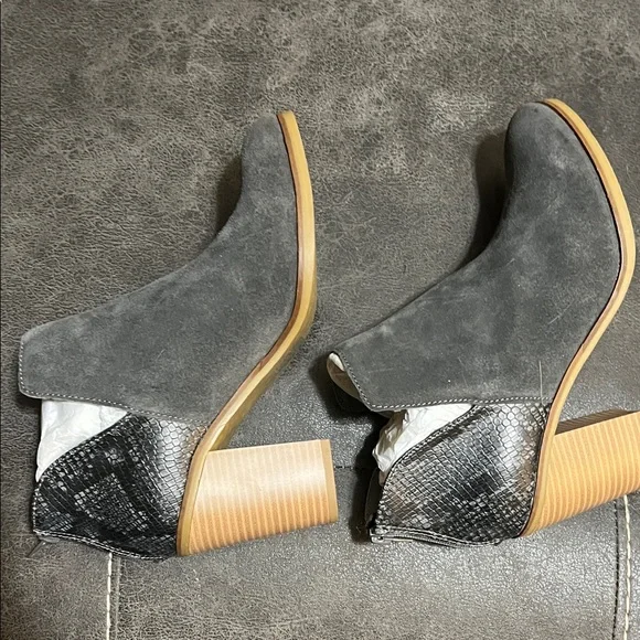 Dolce Vita Charcoal Suede Ankle Booties - Picture 8 of 9